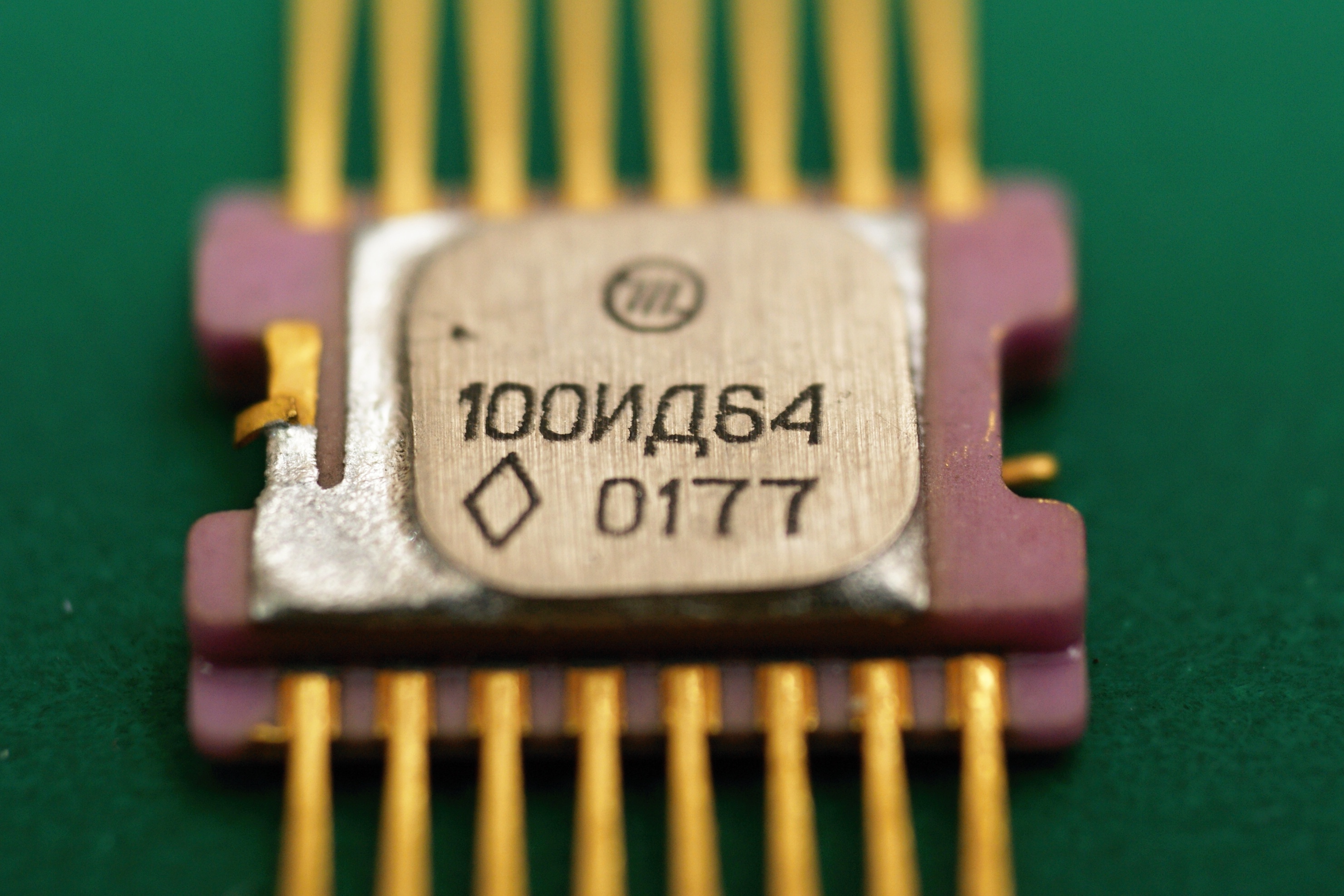 Купля микросхем. Микросхема 100лм09. Микросхема 100. Интегральная микросхема СССР.