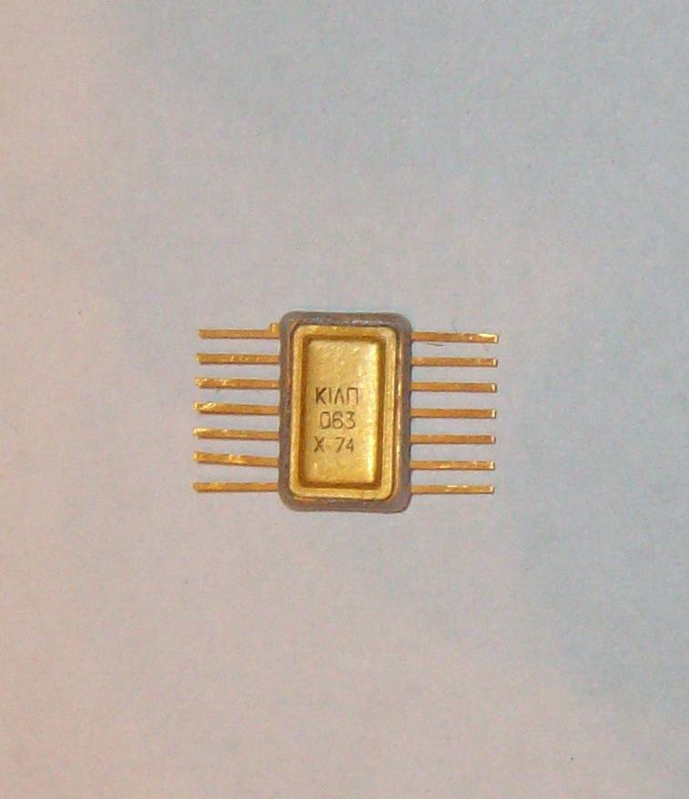 Микросхемы времени. 249лп1в 9202. 138 Лп1. 100лп216 микросхема. Керамическая микросхема у которой 40 ножек.